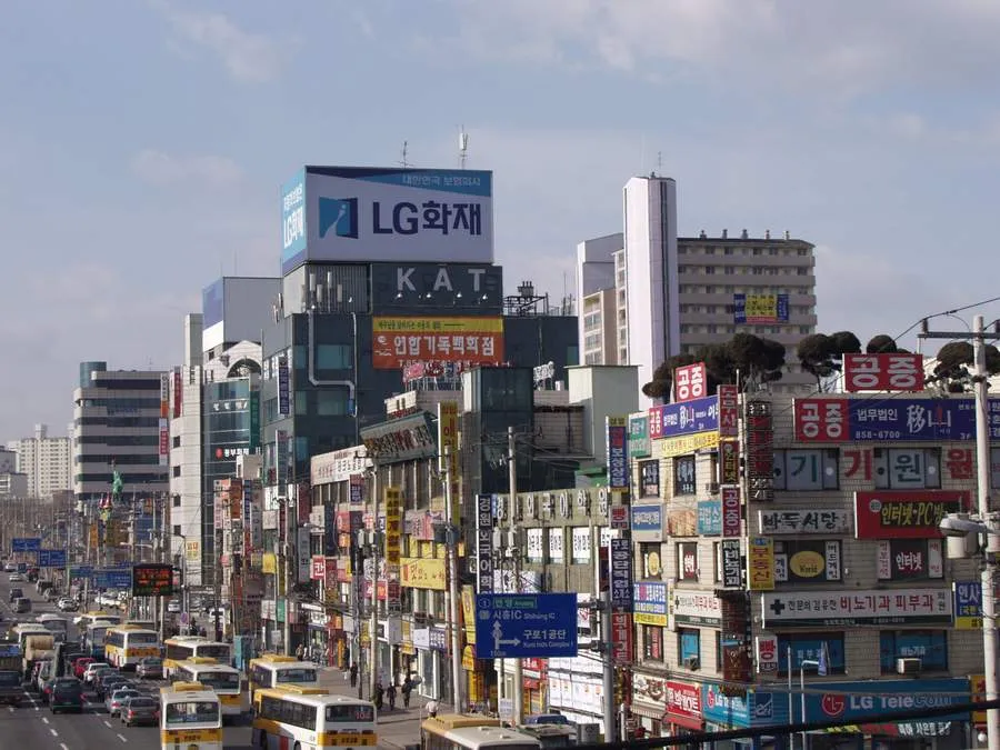 2000년대 초반 거리 간판들에 LG화재, 법무법인, 인터넷PC방, LG Telecom 등이 보임