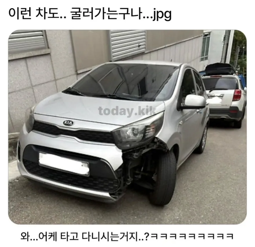 심하게 낡고 파손된 자동차가 도로를 주행하고 있다.