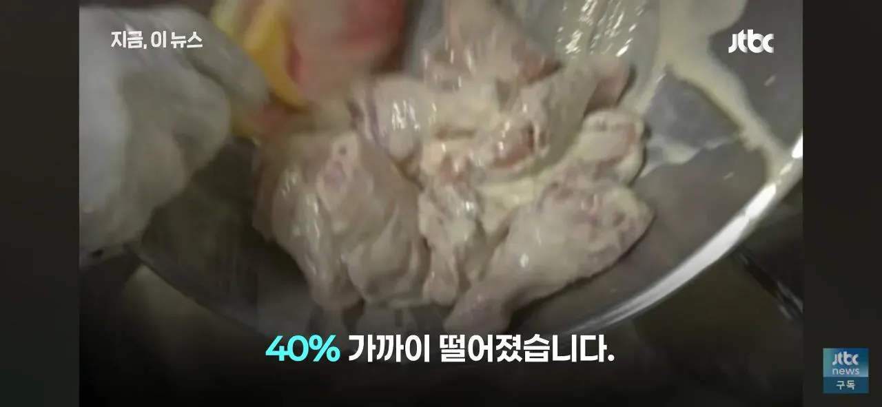 닭값이 40% 가까이 떨어지며 치킨업계가 눈치 보고 있다