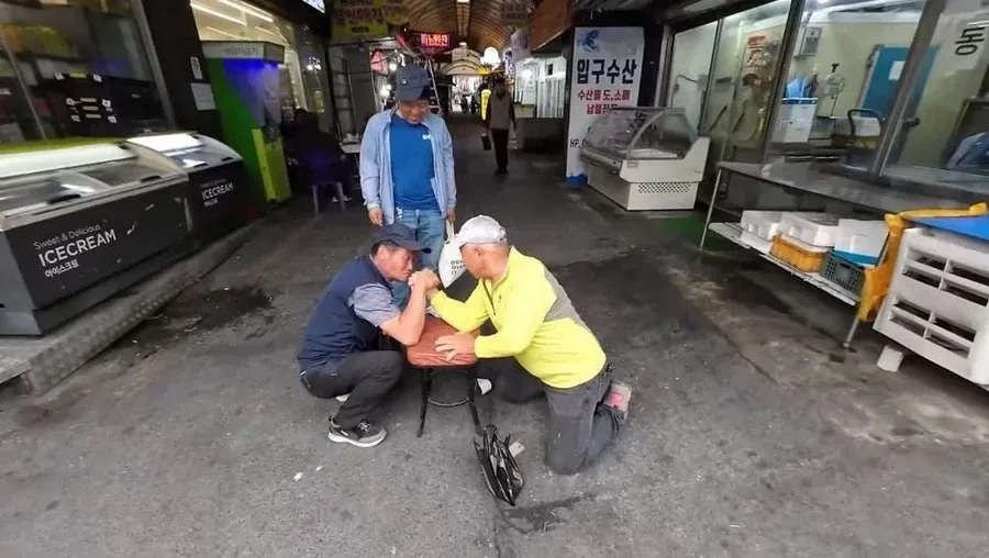 아이스크림과 수산물 도소매 간판이 보이는 한국 상점