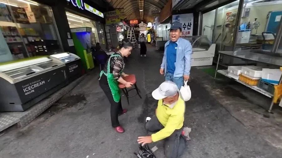 수산 도·소매라고 적힌 한국 상점 간판