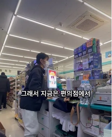 편의점에서 일상을 보내는 28살 여성