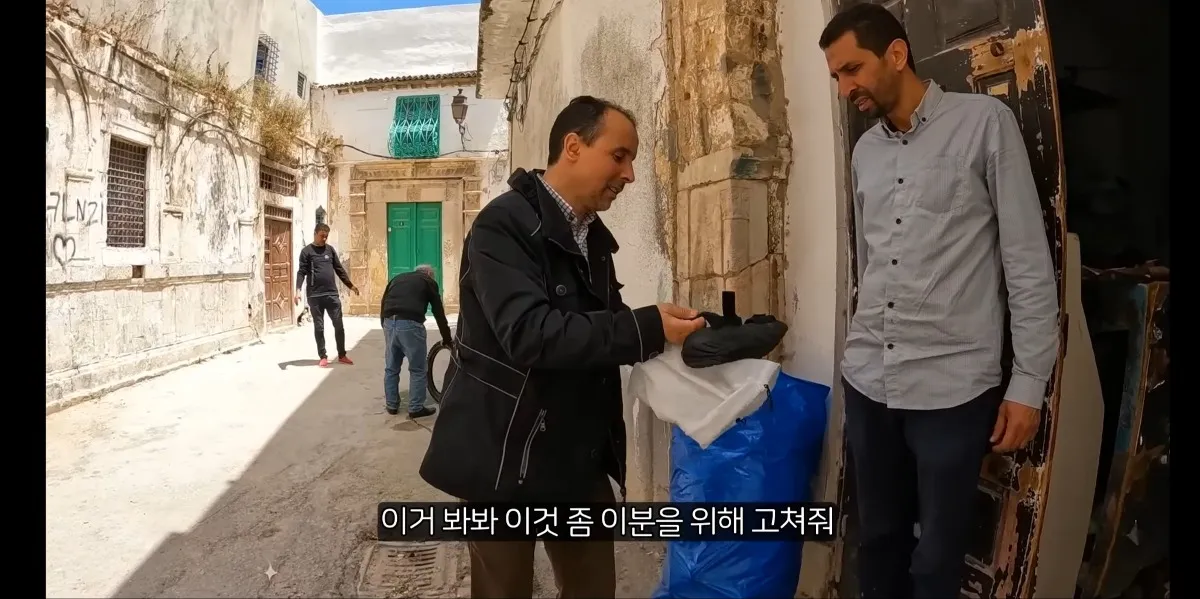 튀니지 여행 중 찢어진 신발을 보여주는 유튜버