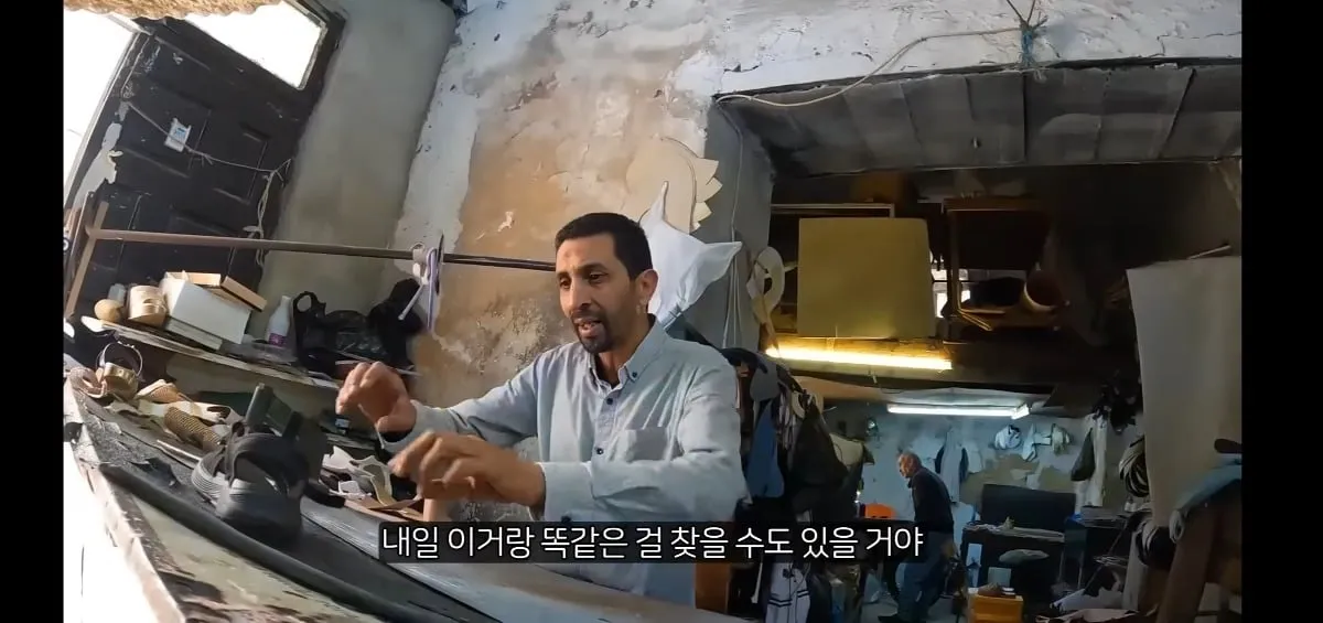 튀니지 여행 중 찢어진 신발을 보여주는 유튜버