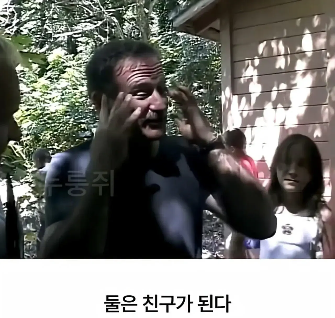 수어로 인간과 대화하는 고릴라