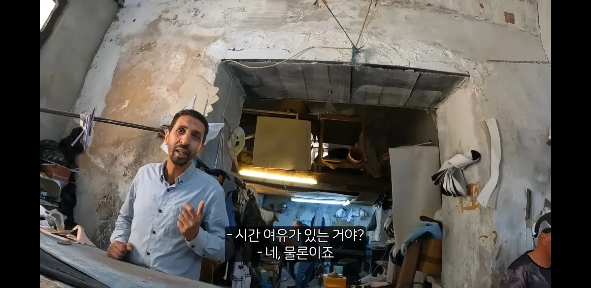 튀니지 여행 중 신발이 찢어진 유튜버의 대화 자막