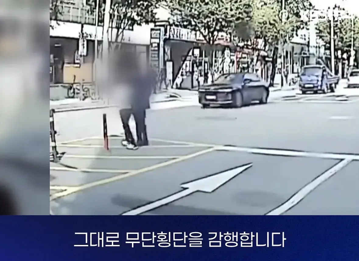 70대 노인이 도로를 무단횡단하고 있습니다