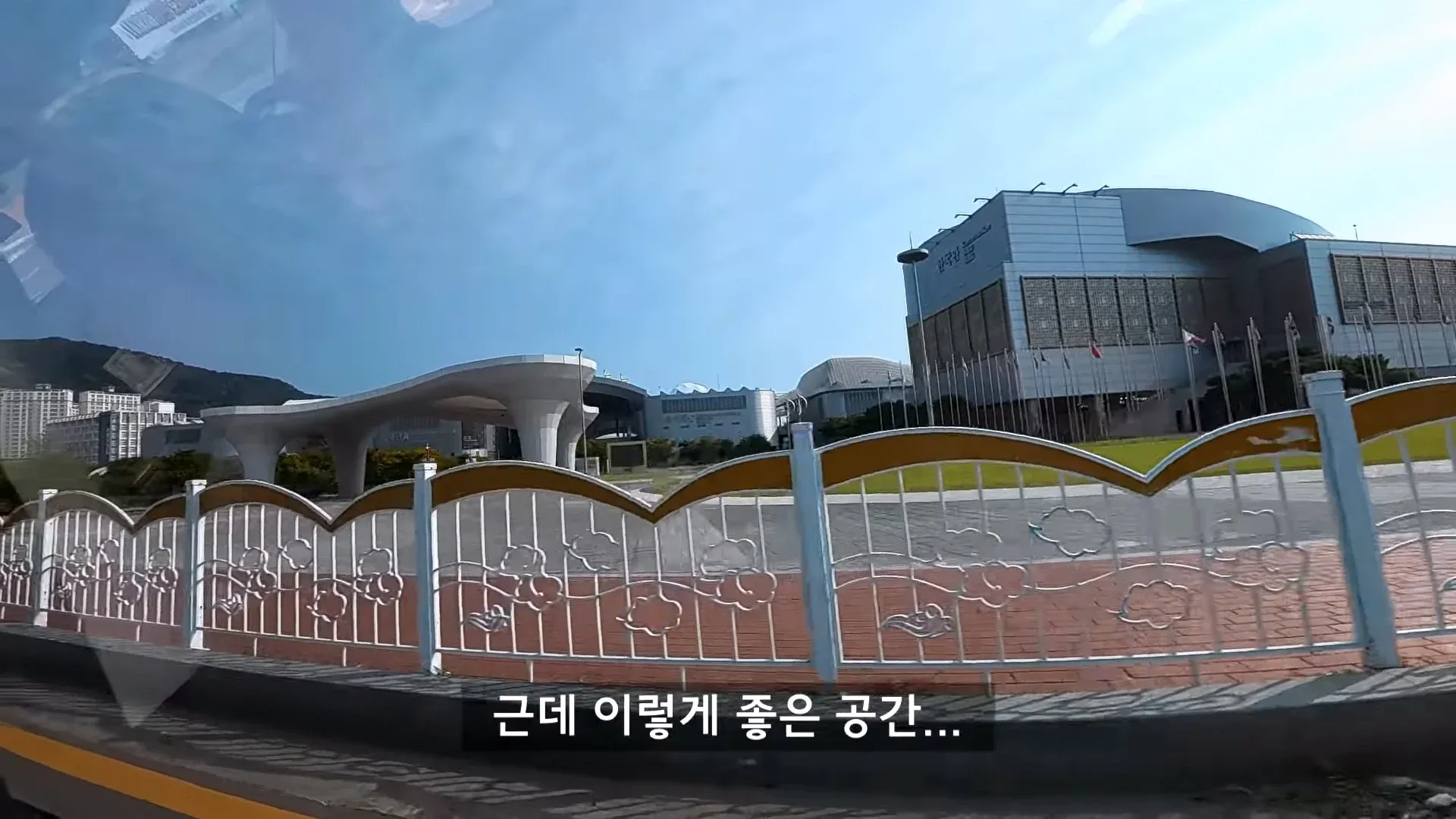 여수에 방치된 4,000억 원 규모의 국제관 здание