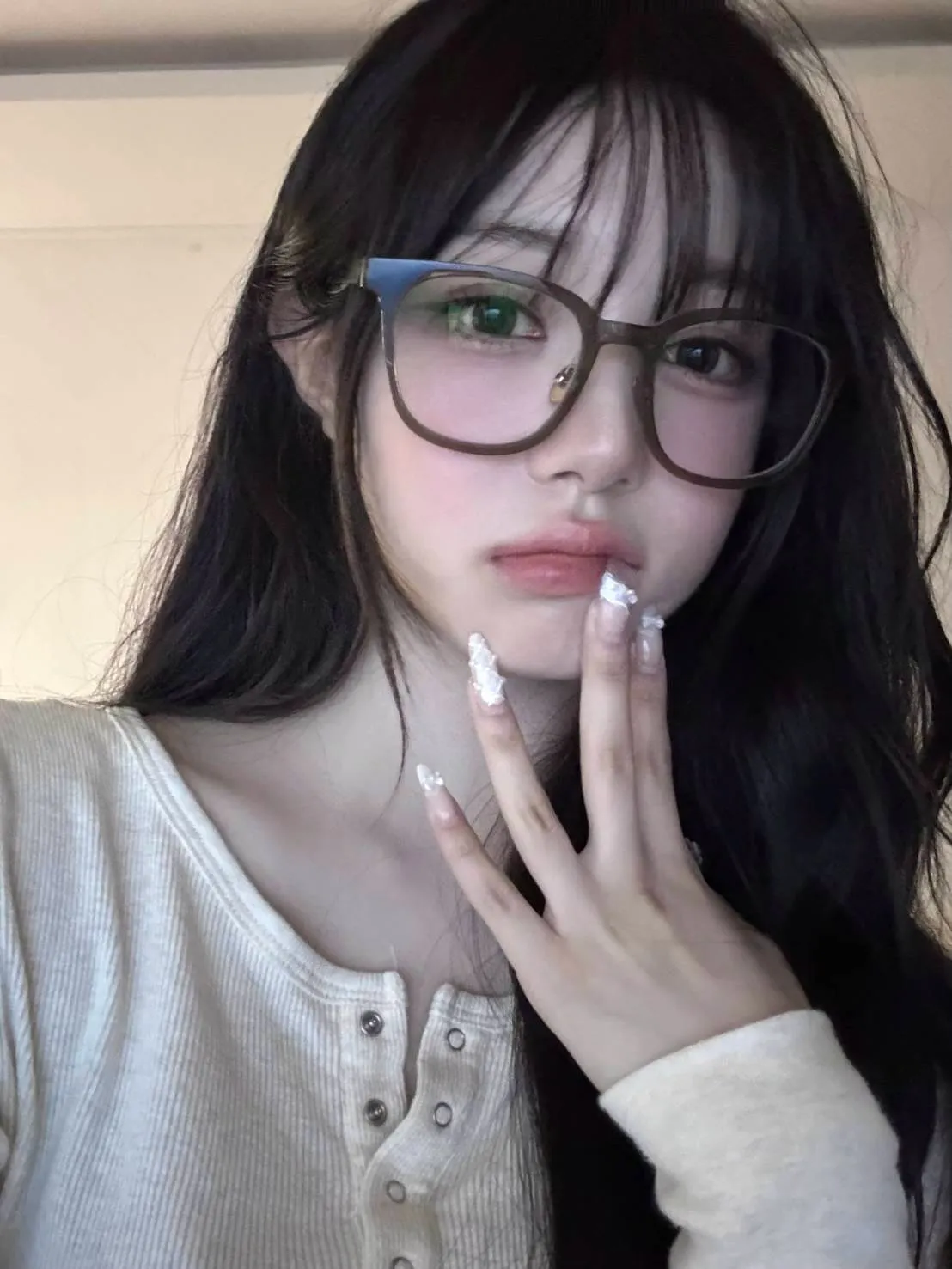 입을 다물면 귀여운 선머슴 여자아이 만화 장면